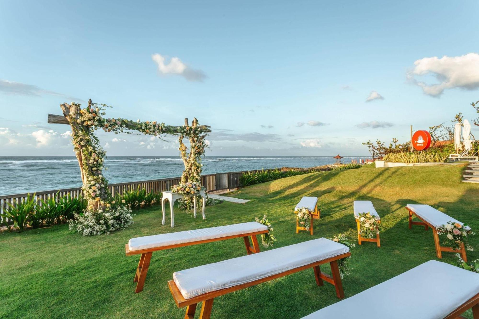 Renaissance Bali Uluwatu Resort & Spa Ungasan Exterior foto The lawn at the InterContinental Resort Bali Resort