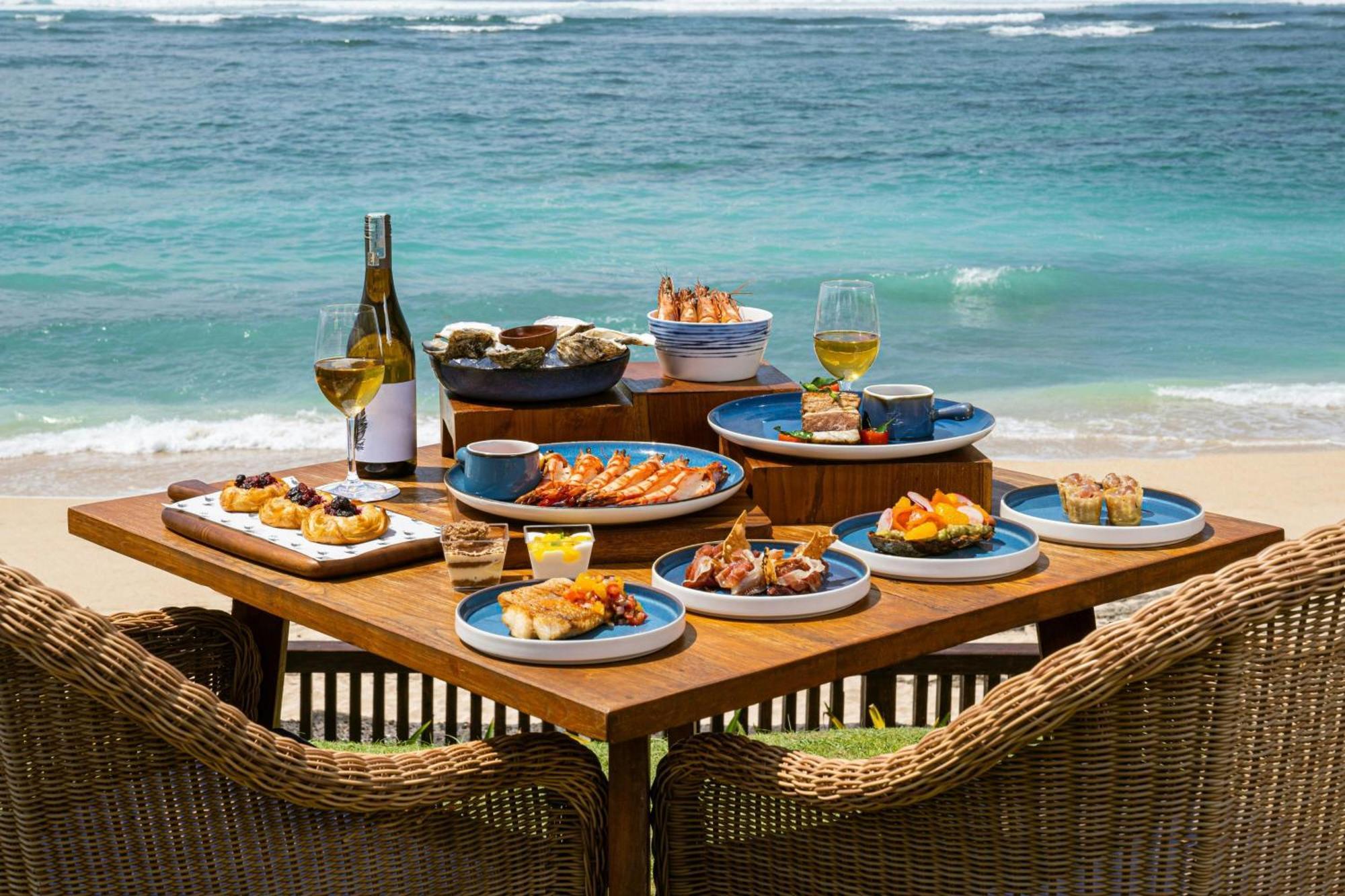 Renaissance Bali Uluwatu Resort & Spa Ungasan Exterior foto A meal at the beach