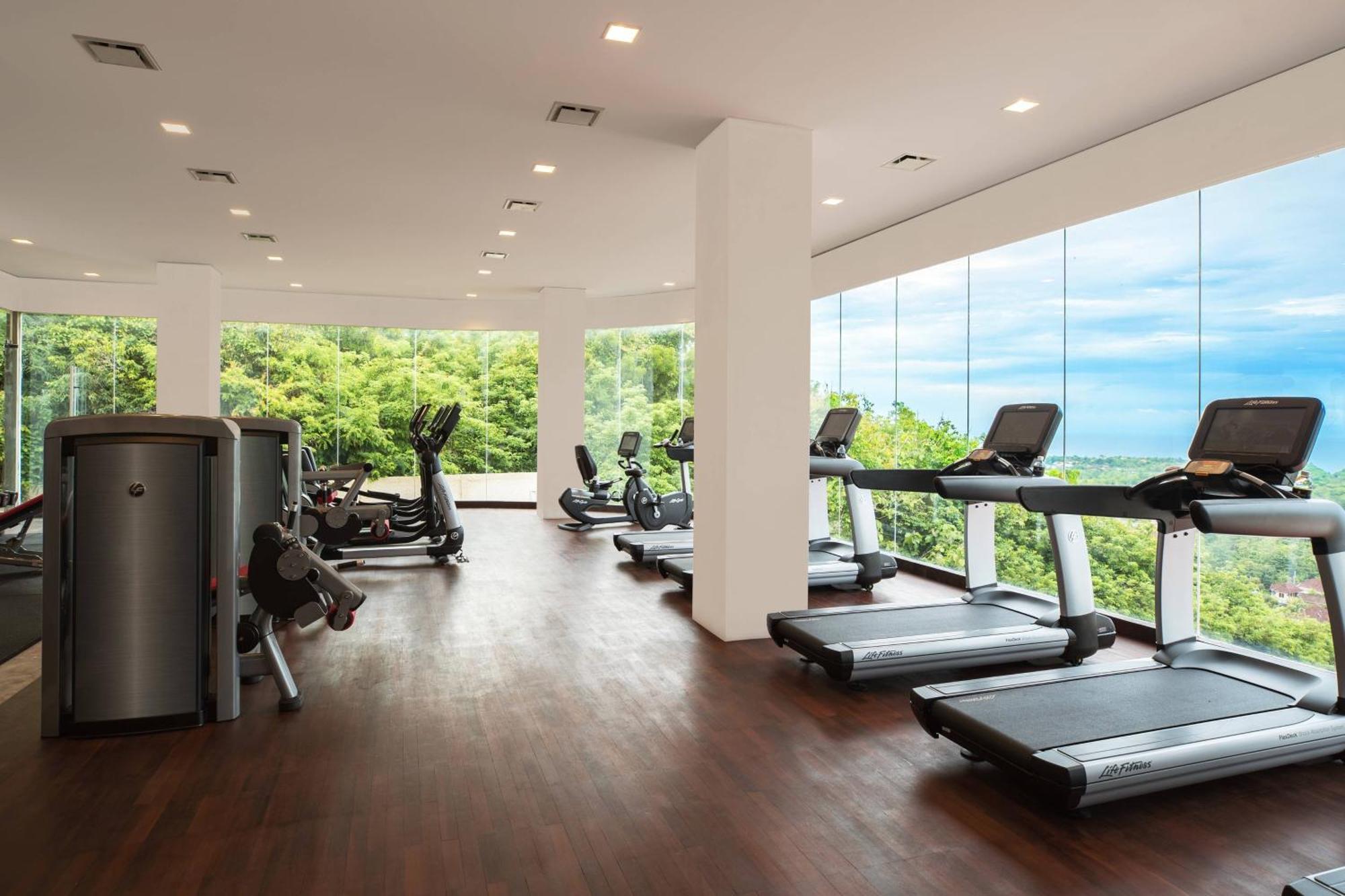 Renaissance Bali Uluwatu Resort & Spa Ungasan Exterior foto The gym at the hotel
